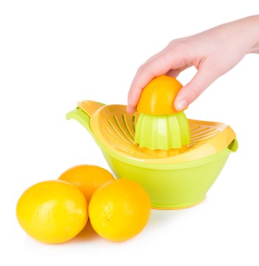 beyaz izole el meyve sıkacağı ile sıkılmış taze limon suyu hazırlama