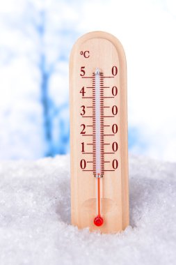 kar üzerinde açık renkli termometre
