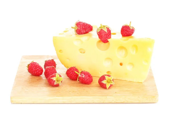 おいしいチーズ、白で隔離される木製のボード上の果実 — ストック写真