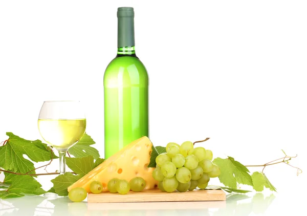 Büyük şarap kadehinin ve izole üzerine beyaz peynir ile — Stok fotoğraf