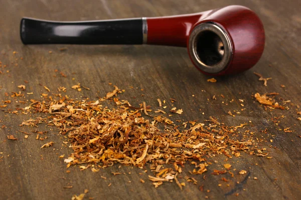 Smoking pipe and tobacco on wooden table close-up — Stock Photo, Image