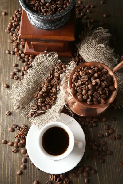 Fincan kahve, pot ve değirmeni ahşap zemin üzerinde — Stok fotoğraf