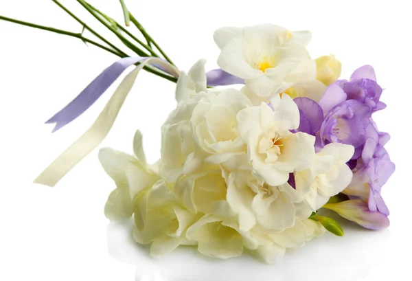 Freesias、白で隔離されるの美しい花束 — ストック写真