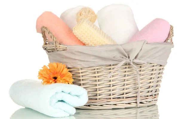 Handtücher gefaltet in Weidenkorb isoliert auf weiß — Stockfoto