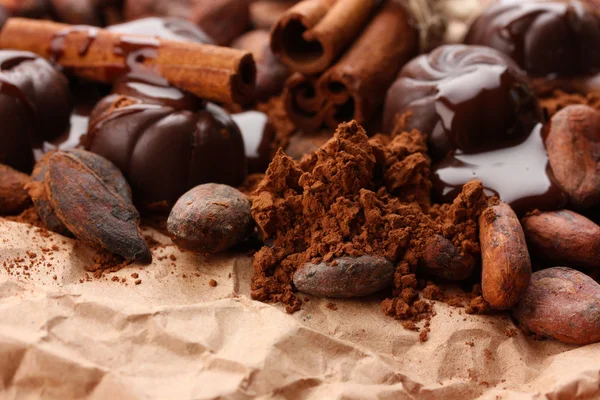 巧克力糖、 可可和棕色背景上的香料的组成 — 图库照片