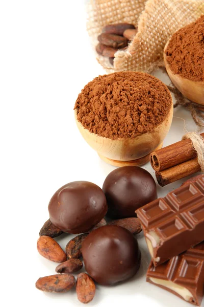 Samenstelling van chocolade snoepjes, cacao en specerijen, geïsoleerd op wit — Stockfoto