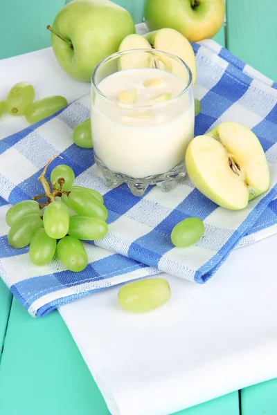 Lahodný jogurt ve skle s ovocem na dřevěný stůl detail — Stock fotografie