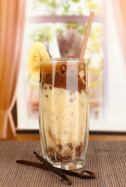 Delicioso batido de frutas en el fondo de la ventana —  Fotos de Stock