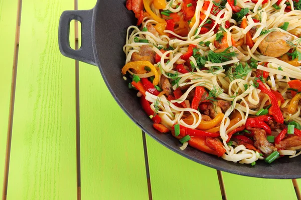Nudlar med grönsaker på wok på trä bakgrund — Stockfoto
