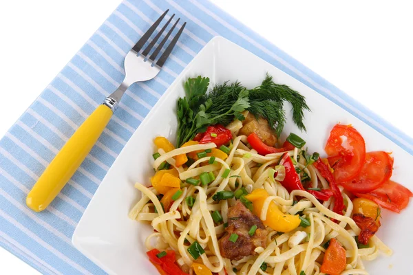 Makaron z warzywami na talerzu serwetka na białym tle — Zdjęcie stockowe