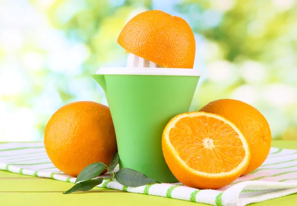 감귤 류의 압박 및 녹색 나무 테이블에 익은 오렌지 — 스톡 사진