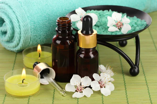 Wellness-Komposition mit Aromaölen auf dem Tisch aus nächster Nähe — Stockfoto