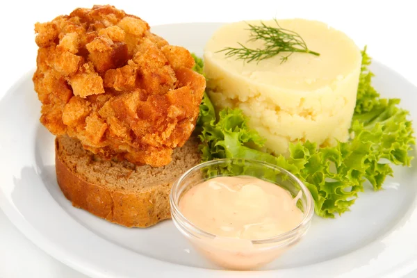 Frango Kiev em croutons com purê de batatas, isolado em branco — Fotografia de Stock