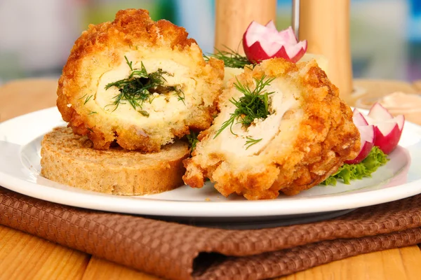 Pollo Kiev su crostini con purè di patate, su tavolo di legno, su sfondo luminoso — Foto Stock