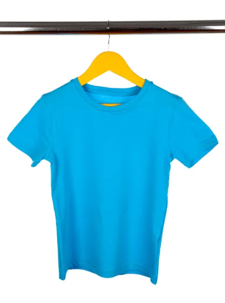 T-shirt colorata su appendiabiti isolato su bianco — Foto Stock