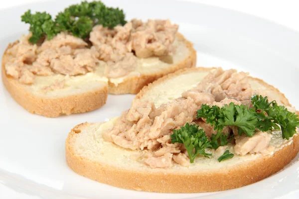 Вкусные сэндвичи с тунцом и печенью трески, изолированные на белом — стоковое фото