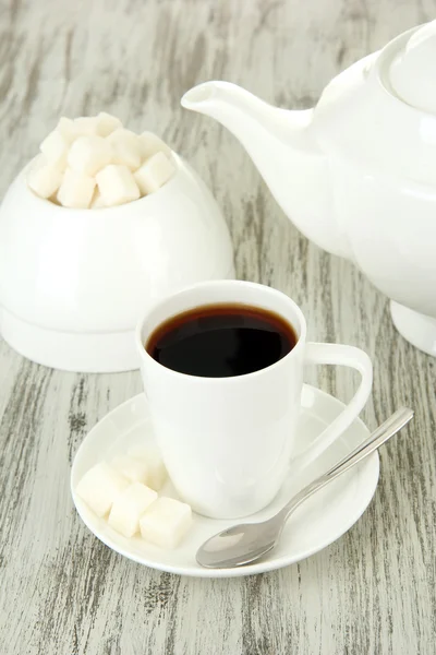 Tasse Kaffee, auf farbigem Holzhintergrund — Stockfoto