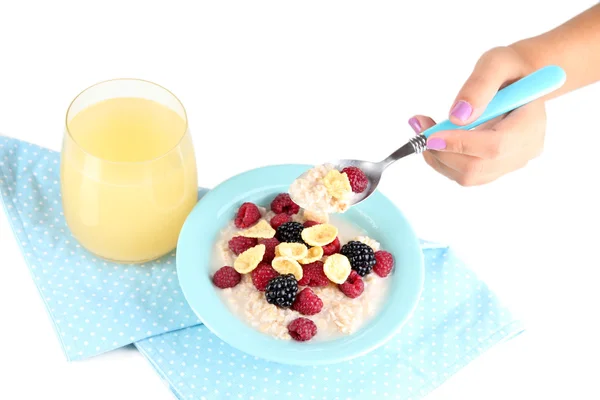 Farina d'avena in ciotola con bacche isolate su bianco — Foto Stock