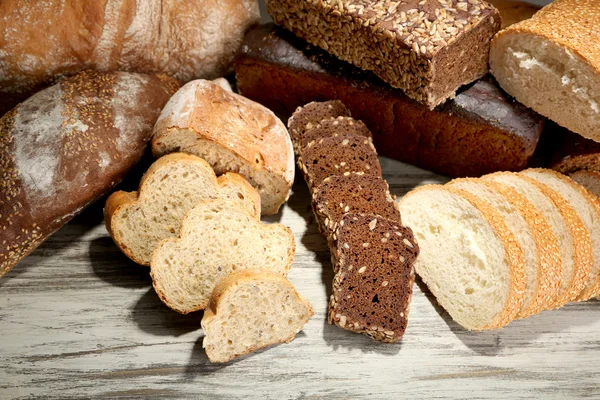 Mnoho chleba na dřevěné desce — Stock fotografie