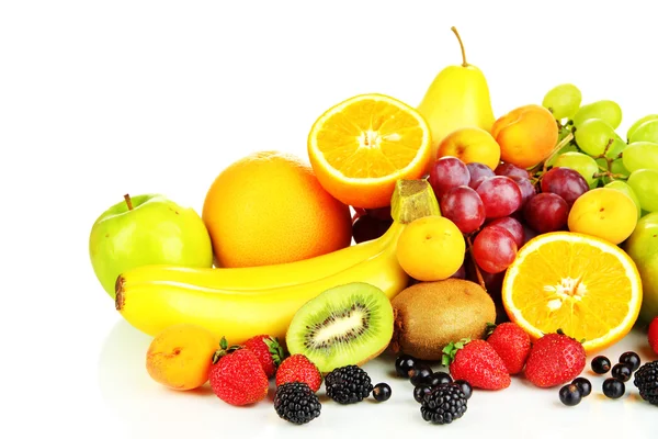 Frutas y bayas frescas aisladas en blanco —  Fotos de Stock