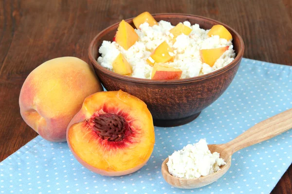 Sour cheese and fresh peaches,on wooden table background — Stock Photo, Image