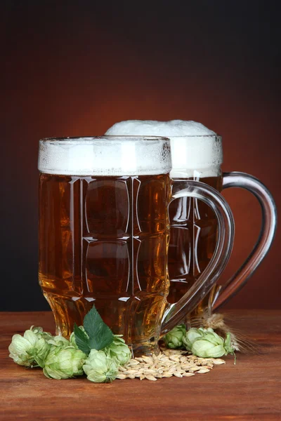 Glas öl och humle, på träbord — Stockfoto
