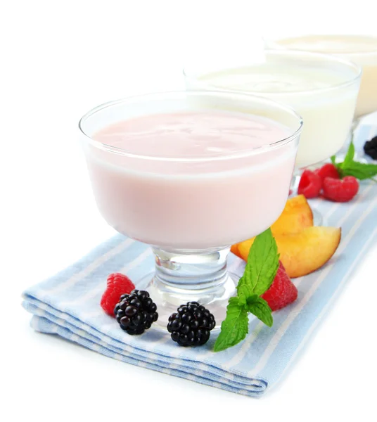 Heerlijke yoghurt met fruit en bessen geïsoleerd op wit — Stockfoto