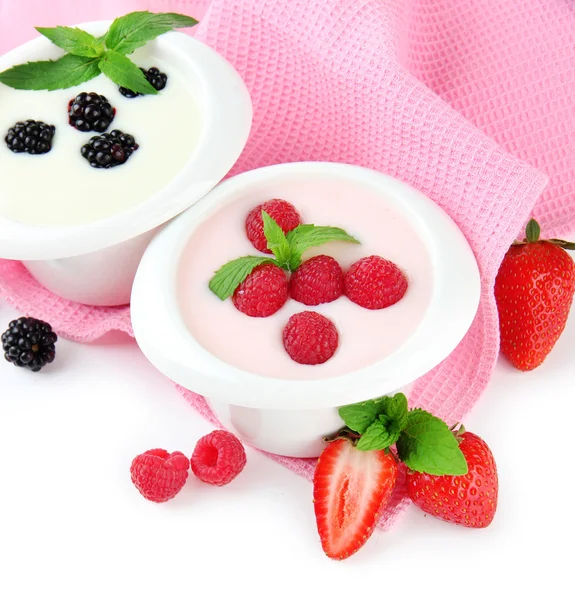 Iogurte delicioso com bagas isoladas em branco — Fotografia de Stock
