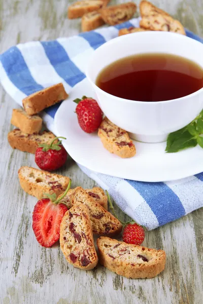 Cup of tea with cookies and strawberries on table close-up — Stock Photo, Image