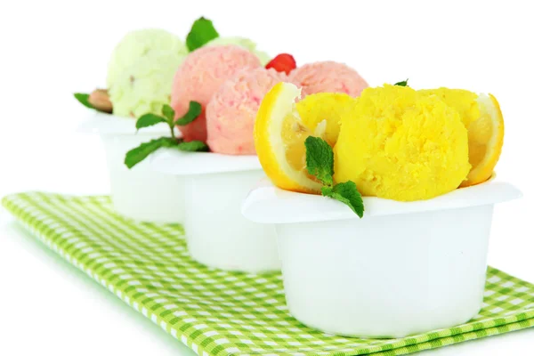 Gustose palette gelato in ciotole, isolate su bianco — Foto Stock