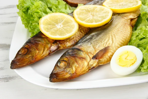 Rökt fisk på plattan på nära håll — Stockfoto