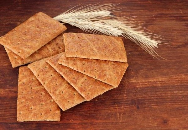 Deliziosi cracker con punte su sfondo di legno — Foto Stock