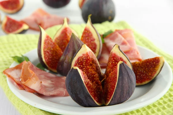 Figos saborosos com presunto na mesa de madeira branca — Fotografia de Stock