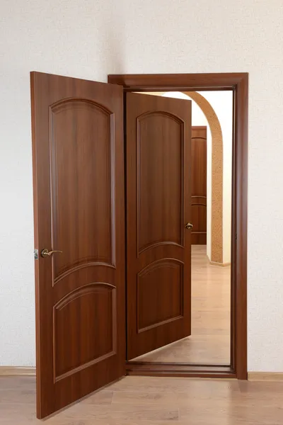 Drzwi otwarte w pustym pokoju — Zdjęcie stockowe
