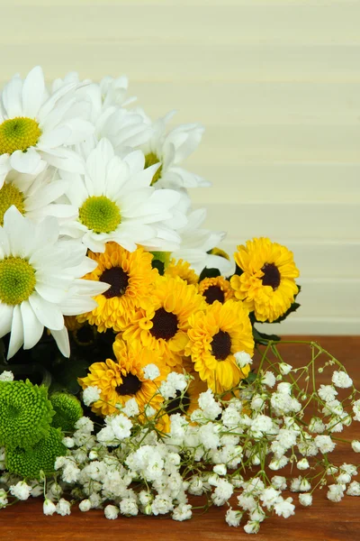 Красивые цветы на столе на деревянном фоне — стоковое фото
