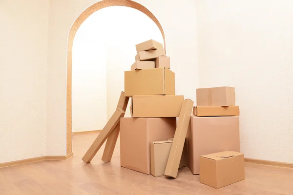 Habitación vacía con pila de cajas de cartón: concepto de casa móvil — Foto de Stock