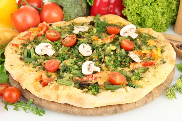 Lezzetli vejetaryen pizza ve sebzeler, kapat — Stok fotoğraf