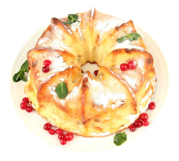 Вкусный домашний торт с ягодами и мятой, изолированный на белом — стоковое фото