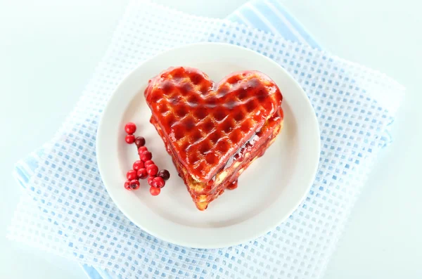 Süße belgische Waffeln mit Marmelade, isoliert auf weiß — Stockfoto