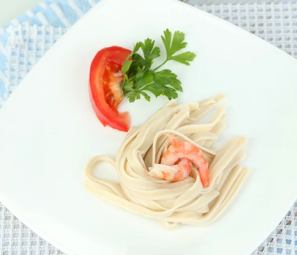 Pasta con gambas en plato blanco, aislada en blanco —  Fotos de Stock