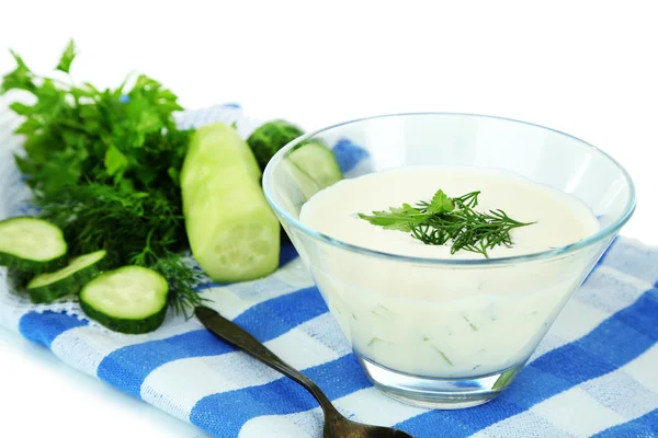 Gurka yoghurt i glasskål, på färg Servett, isolerad på vit — Stockfoto
