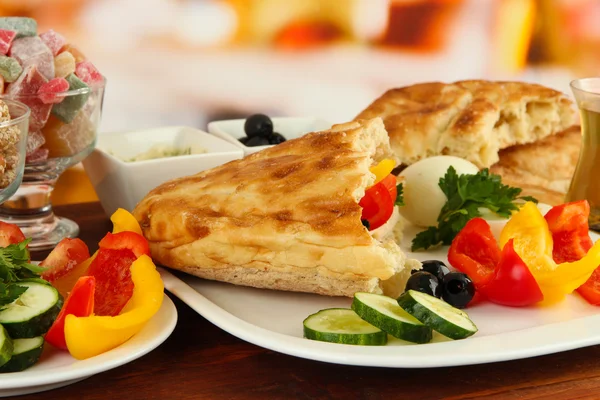 Traditionelles türkisches Frühstück auf Tisch vor hellem Hintergrund — Stockfoto