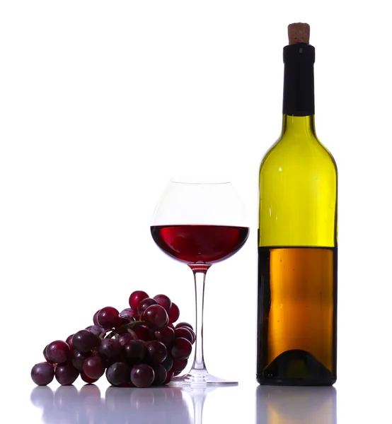Wineglass με κόκκινο κρασί, σταφύλι και μπουκάλι που απομονώνονται σε λευκό — Φωτογραφία Αρχείου