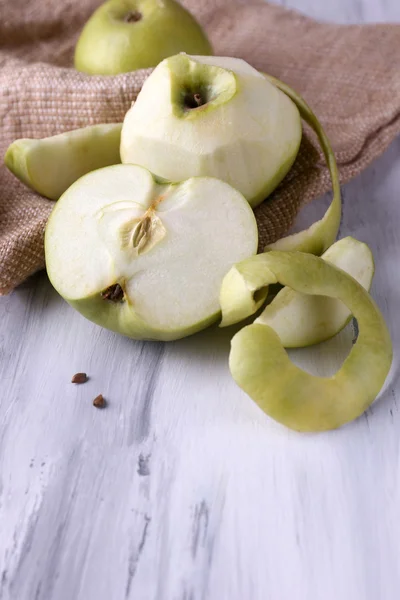 Manzanas y sacos sobre fondo de madera — Foto de Stock