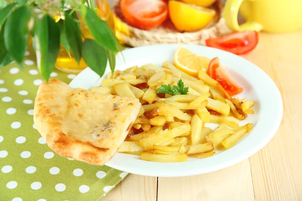 Patatas fritas Ruddy en el plato en primer plano mantel — Foto de Stock