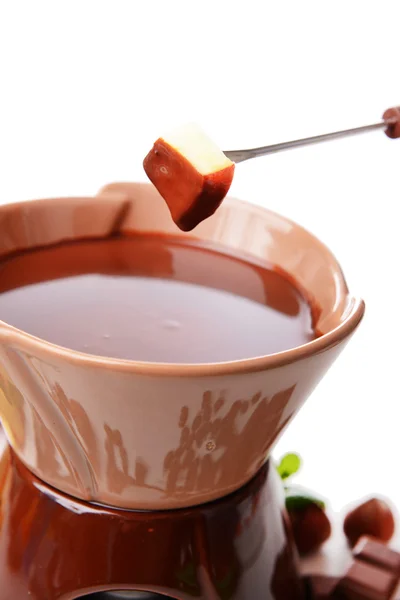 Chocolade fondue met fruit, geïsoleerd op wit — Stockfoto