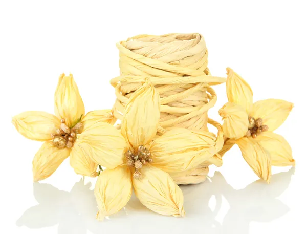 Decoratieve stro voor met de hand gemaakt en bloemen van stro, geïsoleerd op wit — Stockfoto