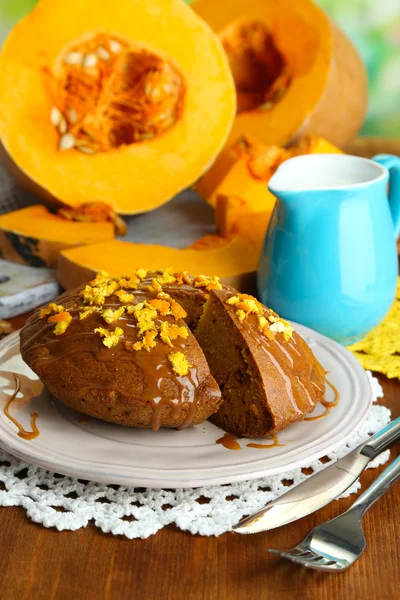 Delicioso pastel de calabaza en el plato en la mesa de madera de cerca —  Fotos de Stock