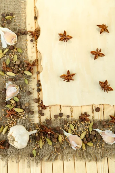 Borda de ervas e especiarias, sobre fundo de madeira — Fotografia de Stock