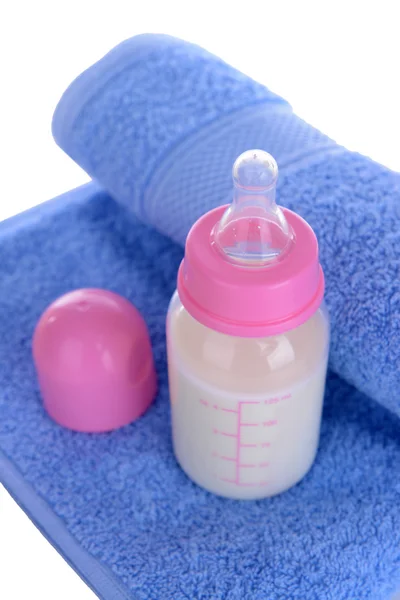 Baby bottle with milk and towel close-up — Stock Photo, Image